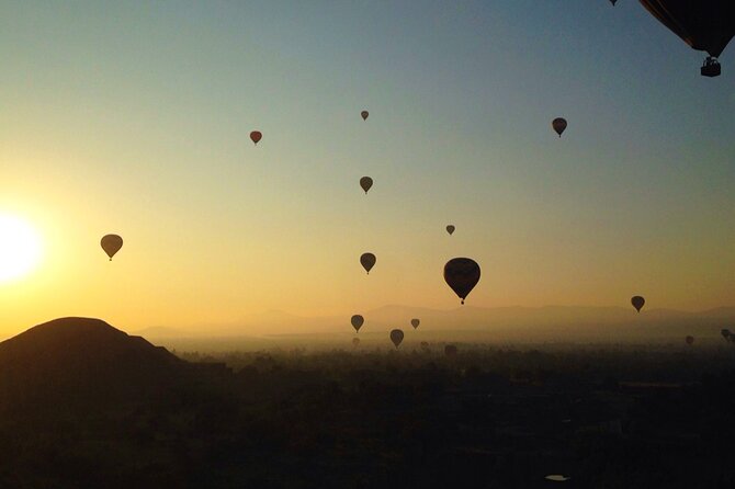 Vuelo amanecer: globo aerostático con Sky Balloons México - Landing, sparkling wine, and the return to base